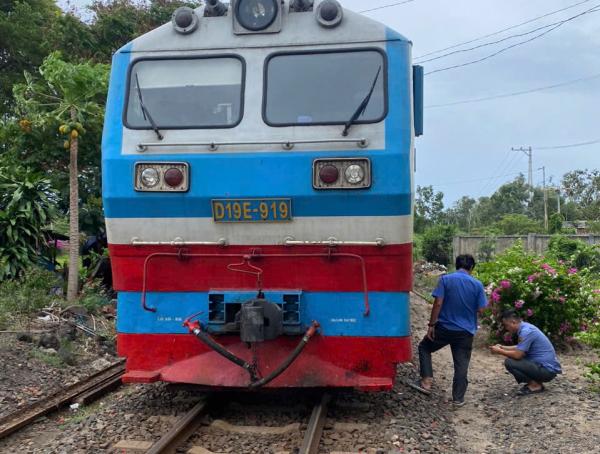 Hai người tử nạn khi đi xe máy băng qua đường sắt có chắn cảnh báo tự động -0