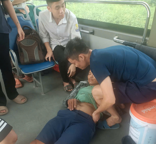 Lái xe buýt kịp thời đưa người bị tai nạn giao thông đi cấp cứu -0
