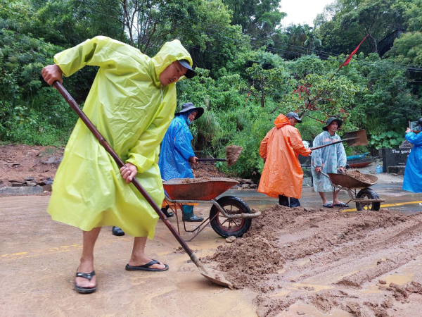 Đà Nẵng: Tạm dừng tham quan báo đảo Sơn Trà do mưa lớn gây sạt lở nghiêm trọng -0