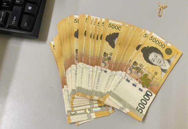 Khách Hàn Quốc vui mừng nhận lại 5 triệu Won bỏ quên tại Cảng HKQT Nội Bài -0