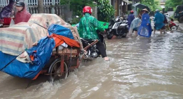 Vỡ đê chứa hơn 500.000m³ báo động đến người dân vùng hạ du -0