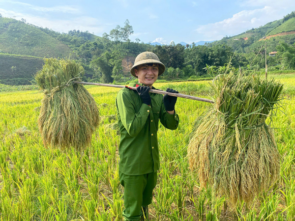 3.hoà trong niềm vui của người trồng lúa là nụ cười rạng rỡ của các cán bộ, chiến sĩ công an nhân dân luôn “vì dân phục vụ”..jpg -0