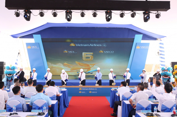 các đại biểu thực hiện nghi thưc khởi công.jpg -0