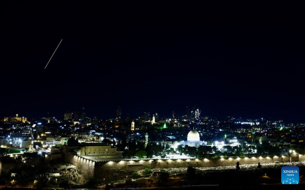 Iran dội hơn 30 tên lửa, còi báo động rền vang khắp Israel  -0