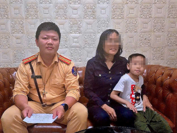 CSGT tìm người thân cho bé trai lớp 1 đi lạc -0