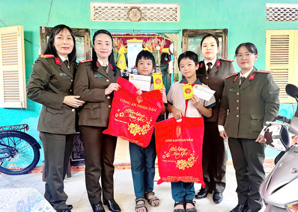 Công an TP Huế tiếp sức nhiều trẻ mồ côi vững bước đến trường -0