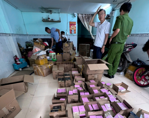 Triệt phá đường dây sản xuất, buôn bán nước hoa giả với số lượng đặc biệt lớn -0