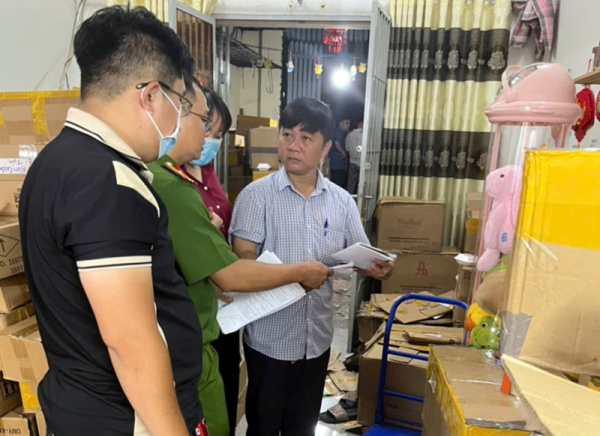 Triệt phá đường dây sản xuất, buôn bán nước hoa giả với số lượng đặc biệt lớn -0