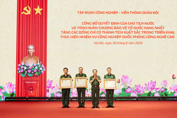 Chủ tịch nước tặng thưởng Huân chương Bảo vệ Tổ quốc hạng Nhất cho các lãnh đạo Tập đoàn Viettel -0