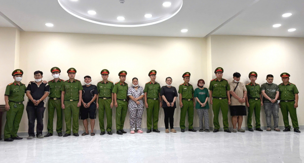 Triệt phá đường dây sản xuất, buôn bán nước hoa giả với số lượng đặc biệt lớn -0