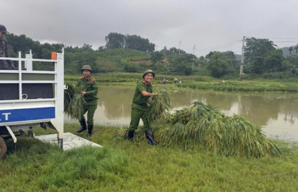 Công an tỉnh Thái Nguyên huy động trên 1.000 CBCS giúp dân trong mưa lũ -0