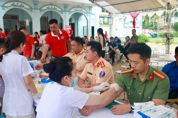 Lan toả lòng nhân ái từ những  giọt máu -1