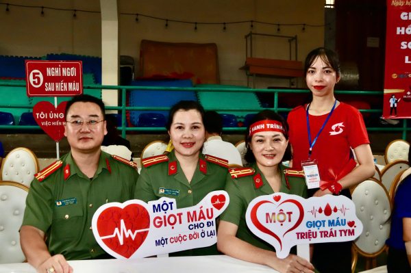 Lan toả lòng nhân ái từ những  giọt máu -3
