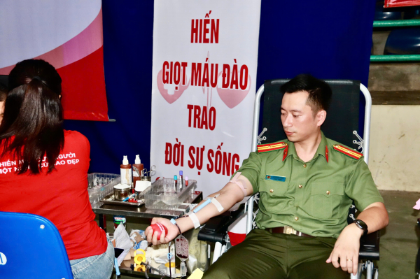 Lan toả lòng nhân ái từ những  giọt máu -4
