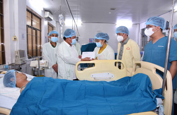 Lãnh đạo tỉnh Cà Mau thăm hỏi thành viên bảo vệ ANTT ở cơ sở bị thương khi làm nhiệm vụ -0