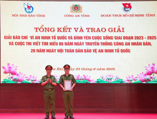 Công an tỉnh Yên Bái trao giải Cuộc thi viết tìm hiểu 80 năm Ngày truyền thống CAND -0