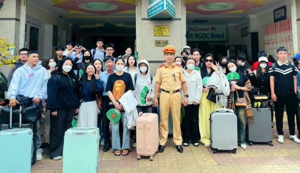 Ban Thanh niên Công an tỉnh Kiên Giang hỗ trợ thí sinh huyện đảo vào đất liền thi -0