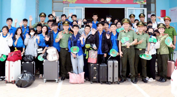 Ban Thanh niên Công an tỉnh Kiên Giang hỗ trợ thí sinh huyện đảo vào đất liền thi -1