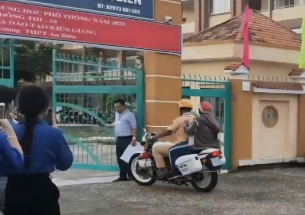 Công an đảm bảo trật tự, giúp đỡ phụ huynh, thí sinh tại các điểm thi -0