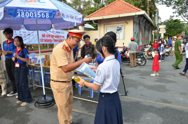 Công an đảm bảo trật tự, giúp đỡ phụ huynh, thí sinh tại các điểm thi -0