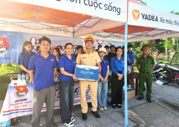 CSGT xứ Huế tích cực hỗ trợ thí sinh trong buổi thi đầu tiên kỳ thi tốt nghiệp THPT -0