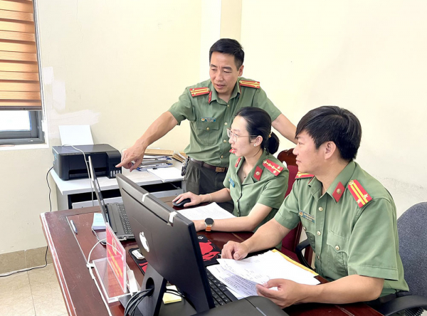 Công an đảm bảo trật tự, giúp đỡ phụ huynh, thí sinh tại các điểm thi -0