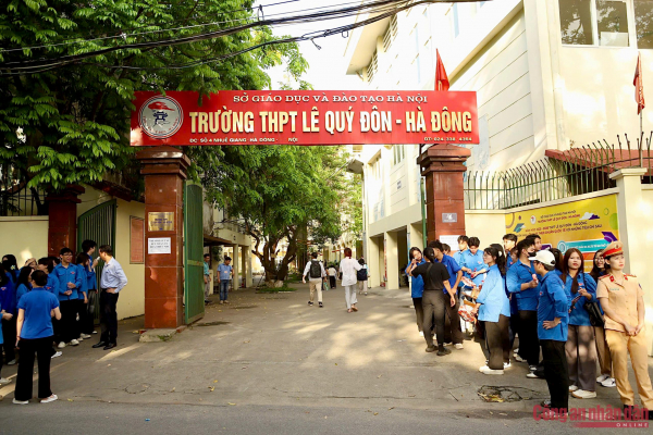 CSGT Hà Nội tiếp sức sĩ tử vượt vũ môn -0