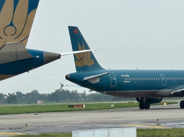 Hai máy bay va nhau, gần 400 hành khách an toàn  -0