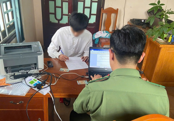 Khởi tố 2 trường hợp sử dụng thiết bị công nghệ cao gian lận trong môn thi Ngữ văn -0