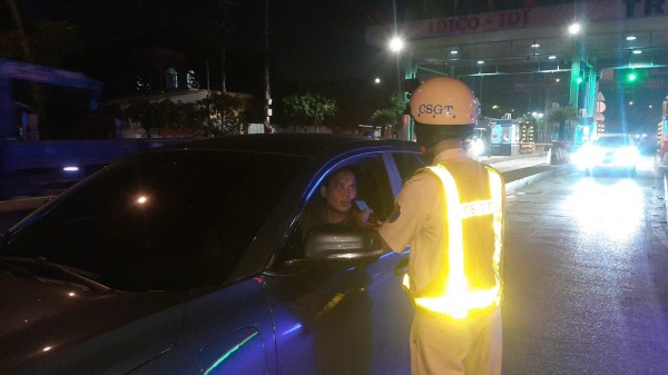 Người đàn ông không nhớ tên khi csgt kiểm tra nồng độ cồn -1