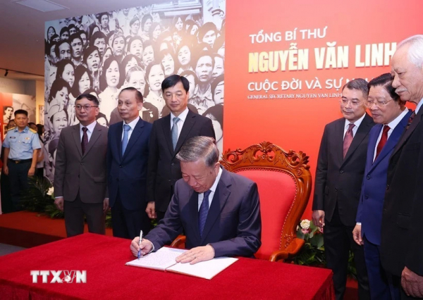 Tổng Bí thư Tô Lâm cắt băng khai mạc triển lãm về Tổng Bí thư Nguyễn Văn Linh -0