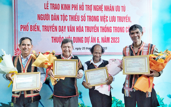 Một đời trọn vẹn với Ba Na -0