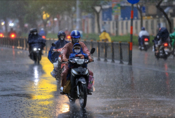 Mưa lớn tiếp diễn ở miền Bắc, Trung Bộ trời nóng trên 35 độ C -0