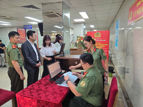 Ghi nhận ngày đầu cấp định danh điện tử mức độ 2 cho người nước ngoài cư trú tại Việt Nam -0
