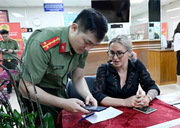 Ghi nhận ngày đầu cấp định danh điện tử mức độ 2 cho người nước ngoài cư trú tại Việt Nam -0