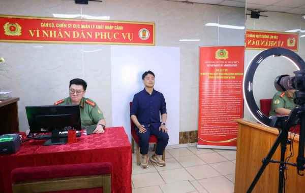 Ghi nhận ngày đầu cấp định danh điện tử mức độ 2 cho người nước ngoài cư trú tại Việt Nam -1
