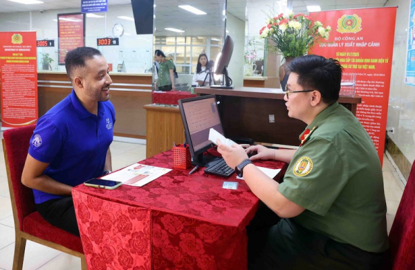 Ghi nhận ngày đầu cấp định danh điện tử mức độ 2 cho người nước ngoài cư trú tại Việt Nam -4