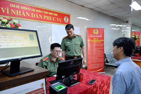 Ghi nhận ngày đầu cấp định danh điện tử mức độ 2 cho người nước ngoài cư trú tại Việt Nam -5