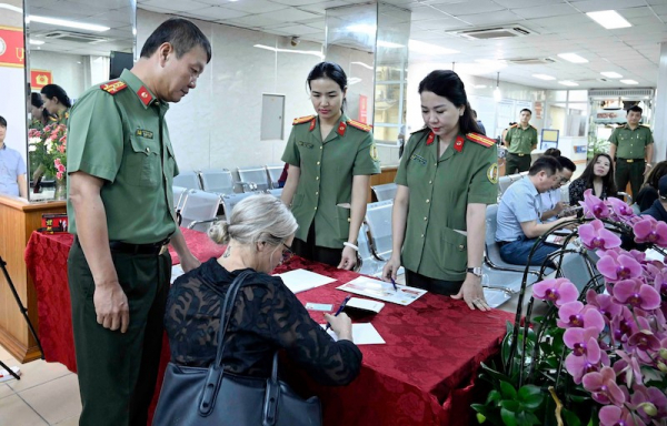 Ghi nhận ngày đầu cấp định danh điện tử mức độ 2 cho người nước ngoài cư trú tại Việt Nam -1