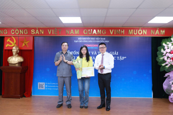 Trao giải Cuộc thi viết 