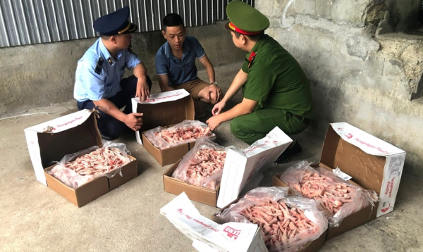 Tiêu hủy 1 tấn chân gà đông lạnh không rõ nguồn gốc -0