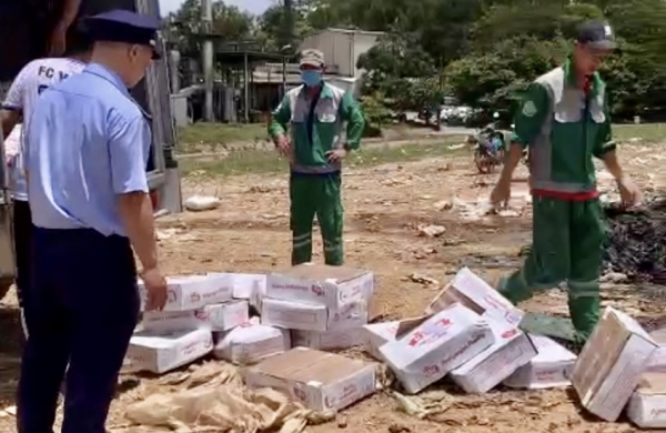 Tiêu hủy 1 tấn chân gà đông lạnh không rõ nguồn gốc -0