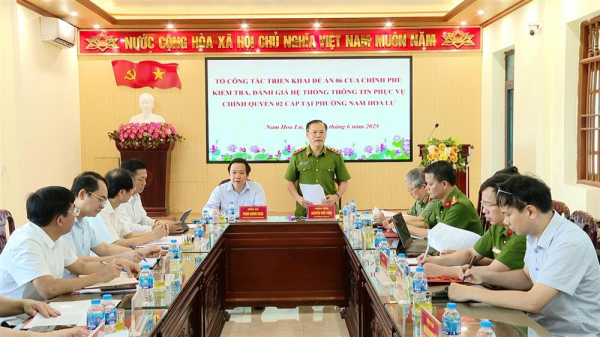 Deputy Minister Nguyen Van Long inspects administrative procedure processing system in Ninh Binh -0