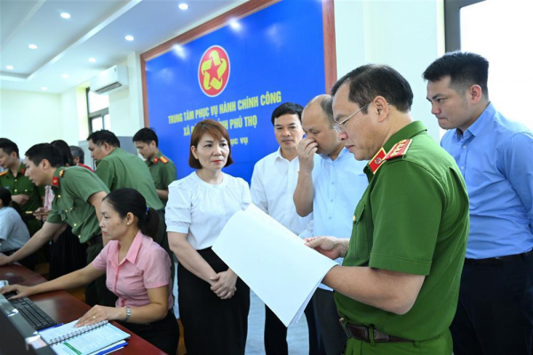 Deputy Minister Nguyen Van Long inspects public service delivery in Hanoi and Phu Tho -1