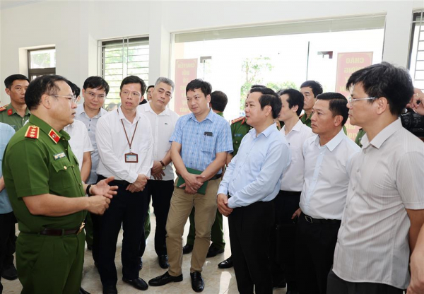 Deputy Minister Nguyen Van Long inspects administrative procedure processing system in Ninh Binh -2