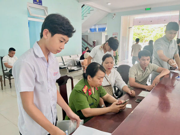 Công an tại phường đông dân nhất TP Huế tất bật giải quyết thủ tục cho người dân -0