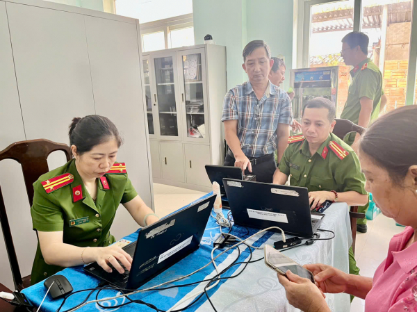 Công an tại phường đông dân nhất TP Huế tất bật giải quyết thủ tục cho người dân -0
