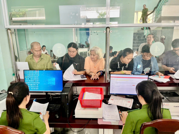 Công an tại phường đông dân nhất TP Huế tất bật giải quyết thủ tục cho người dân -0