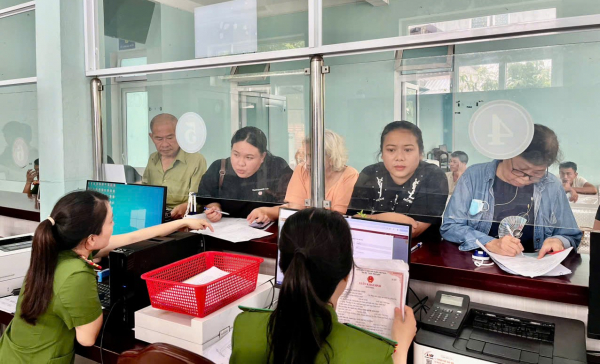 Công an tại phường đông dân nhất TP Huế tất bật giải quyết thủ tục cho người dân -0