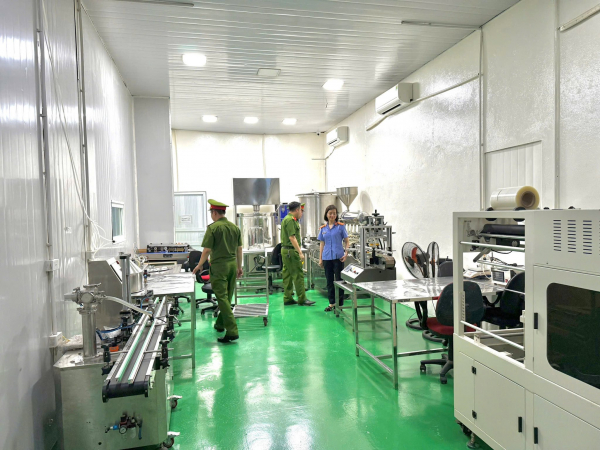 Bắt tạm giam giám đốc công ty sản xuất hàng nghìn sản phẩm mỹ phẩm giả -0